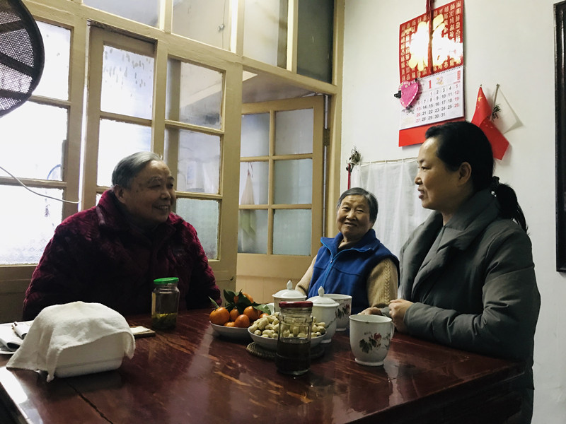慰问原人口学校校长金仲明_副本.jpg