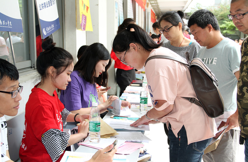 经管学院新生报到现场9.jpg