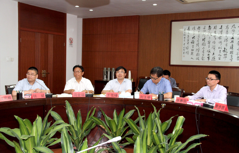 我校与会的相关部门领导.jpg