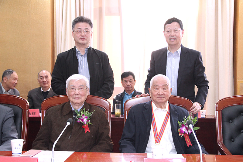 202010231603443225202355.jpg 校党委书记朱士中和校党委副书书记周宏为90岁寿星佩戴胸花并合影.jpg