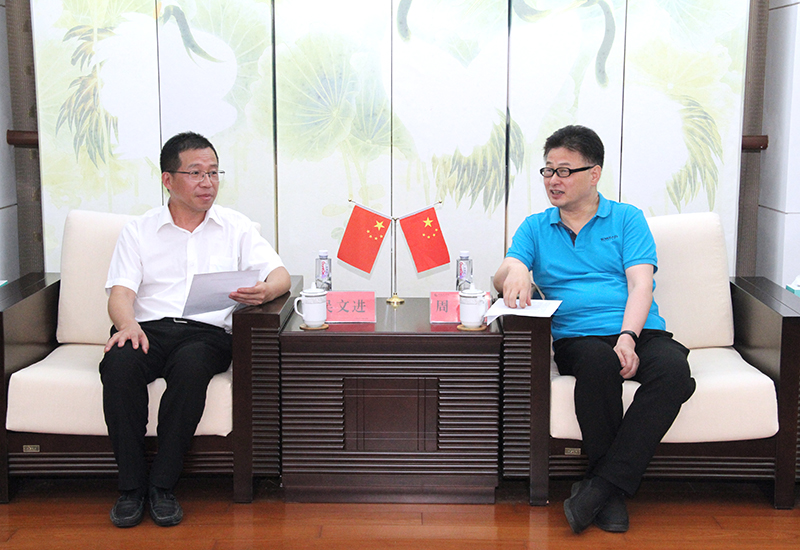 常熟市委统战部常务副部长吴文进和校党委副书记周宏亲切交谈.jpg