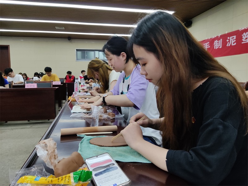 202106071623038241220473.jpg 同学们现场制作泥塑作品.JPG