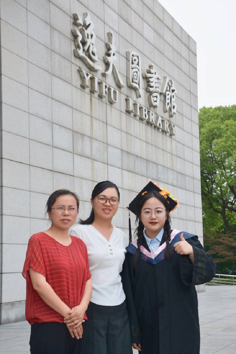 202312011701414944174306.jpg 06与毕业生合影.jpg