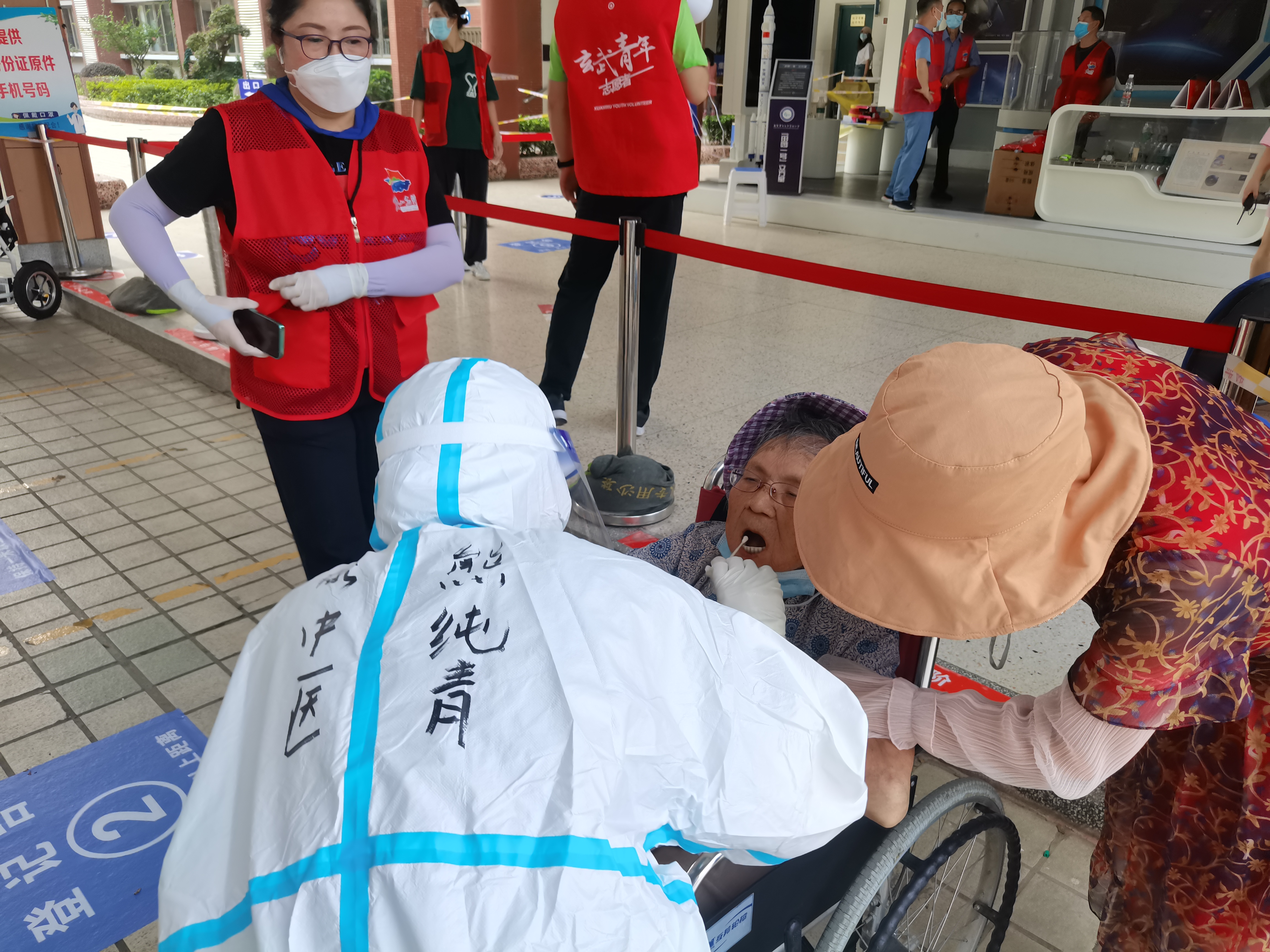 202108121628737066697864.jpg 电气与自动化工程学院学生协助进行核酸检测.jpg