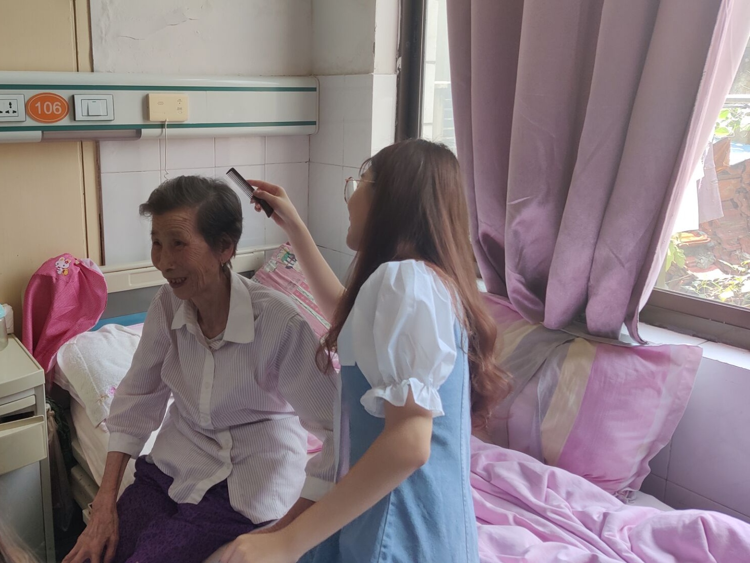 202107271627369762744252.jpg 材料工程学院“爱心之行,走进敬老院”社会实践团 7月10日 小组成员在护理院给老人梳头.jpg