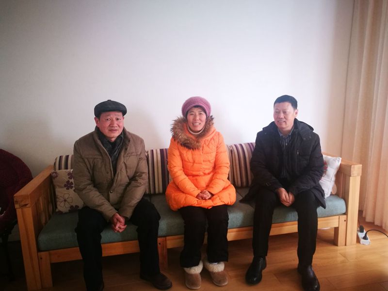 201801301517305367253226.jpg 1慰问唐春玖教授(中)_副本.jpg