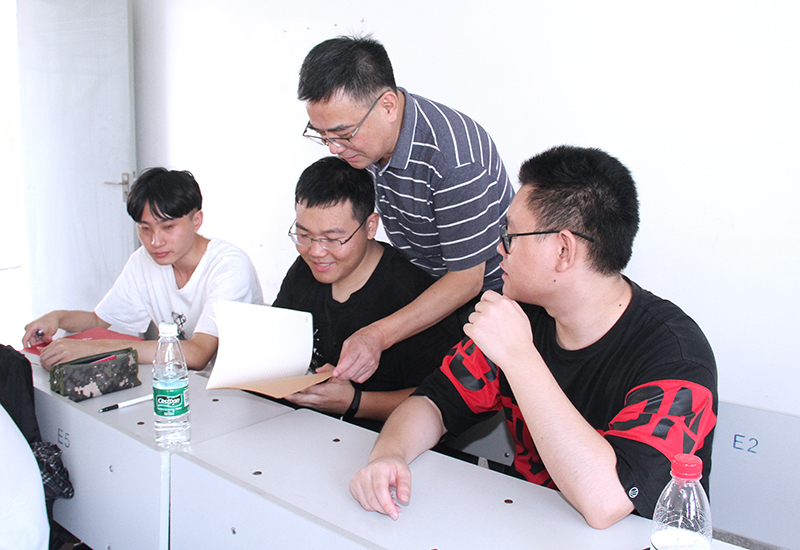 江作军校长与学生亲切交流.jpg