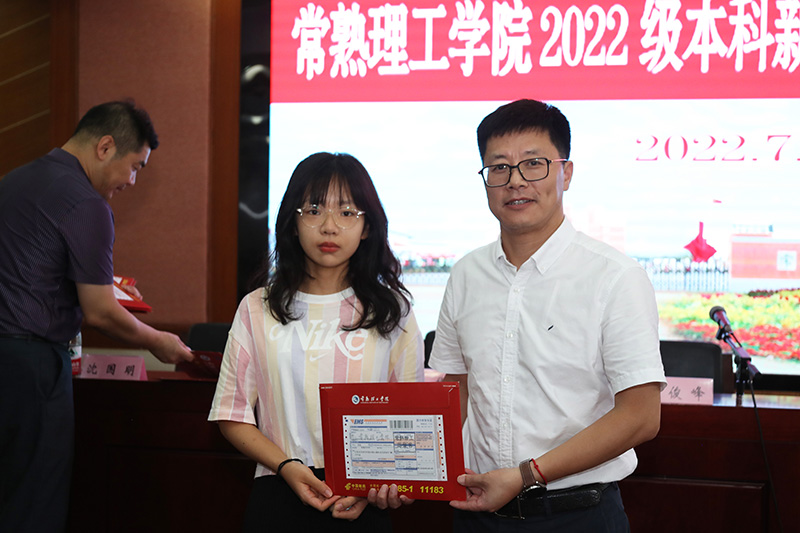 李俊峰副校长与新生合影1.JPG