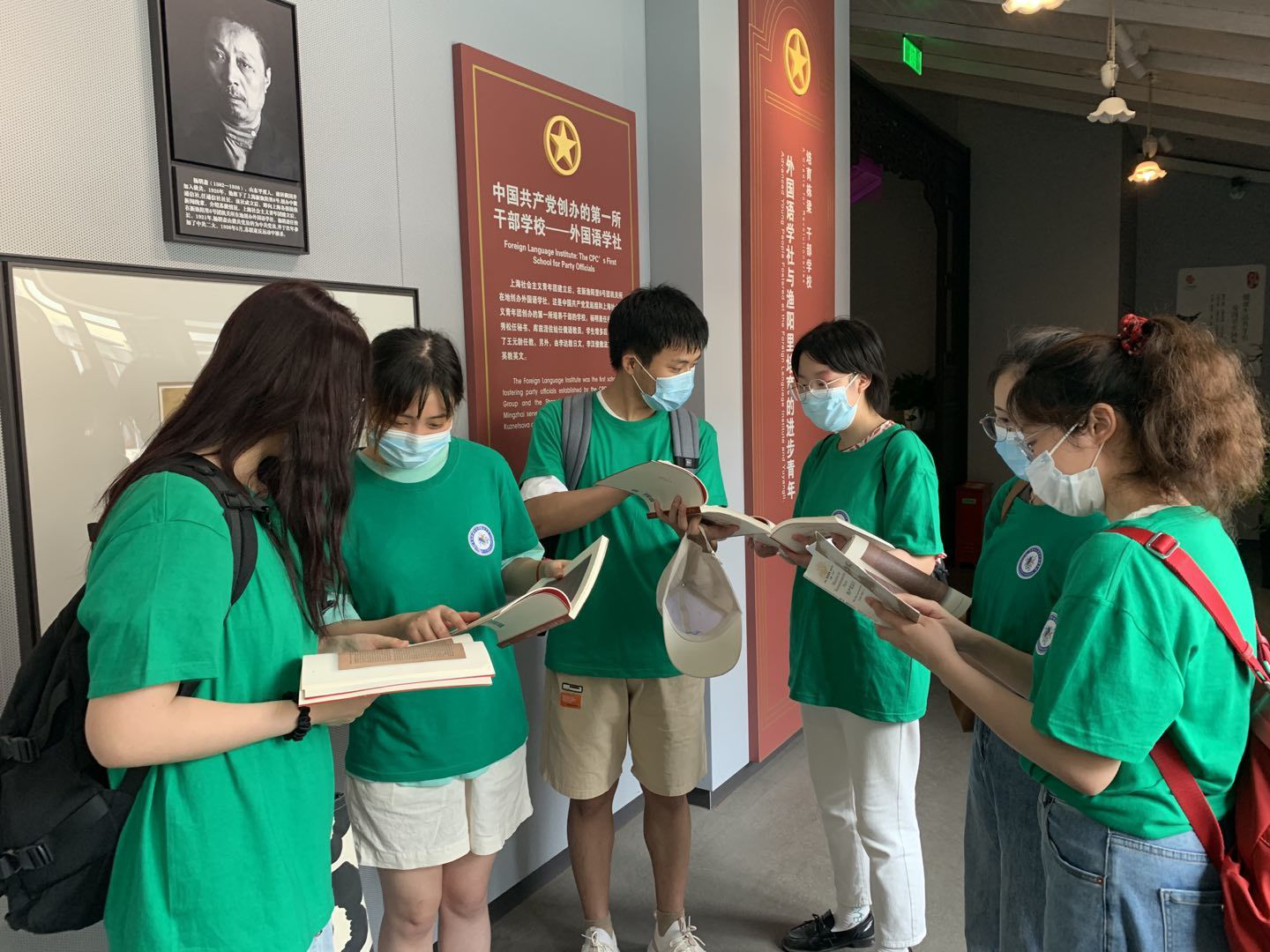 202107231627005221604463.png 外国语学院“追真理之光,溯信仰之源”赴沪宣讲实践团在上海外国语学社旧址探讨《共产党宣言》不同版本翻译的区别和精妙之处.png