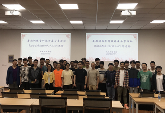 202008281598552284391481.png 常熟理工学院R&A机甲大师战队成员合影.png
