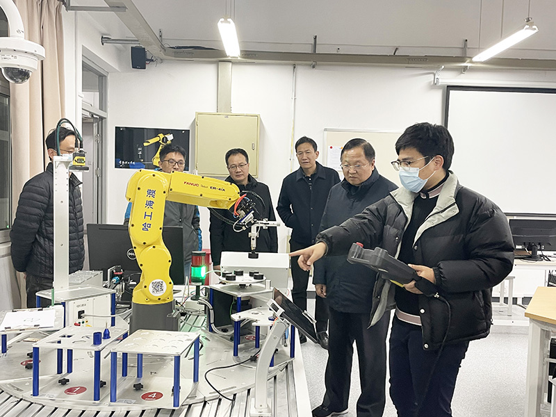 参观电气与自动化工程学院实验室.JPG