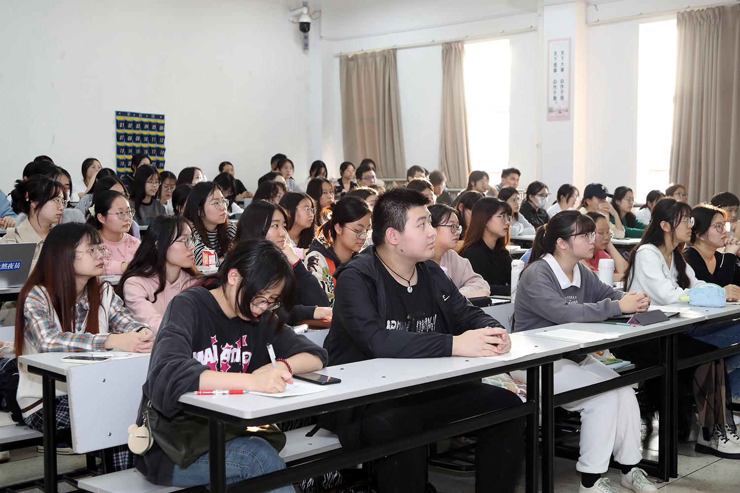学生听课2.JPG