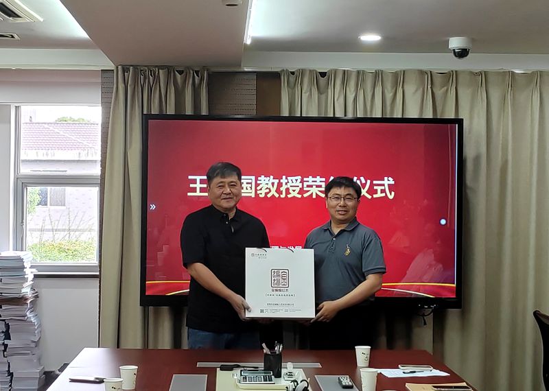 202406051717566634661922.jpg 工会赠送纪念品.jpg