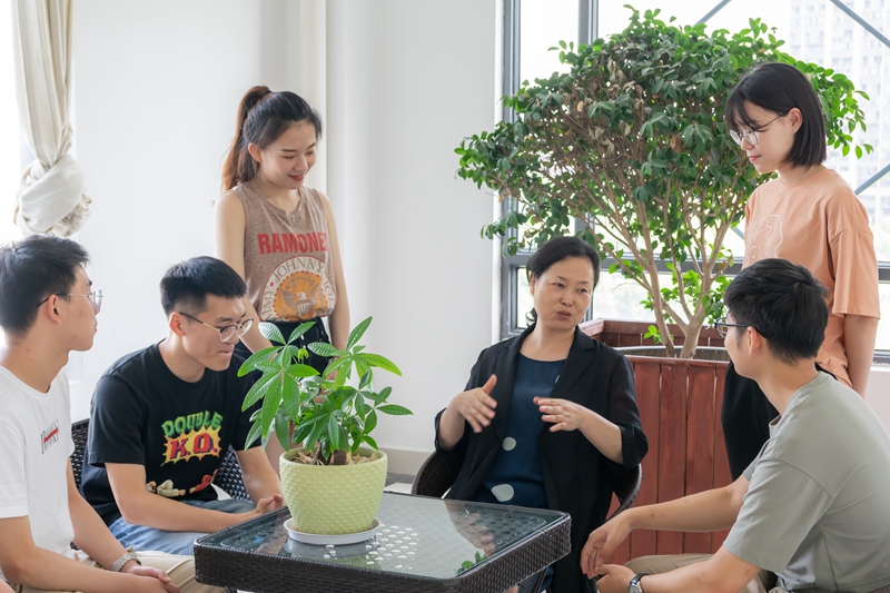 201906131560415899132099.jpg 与毕业生谈心谈话_副本.jpg