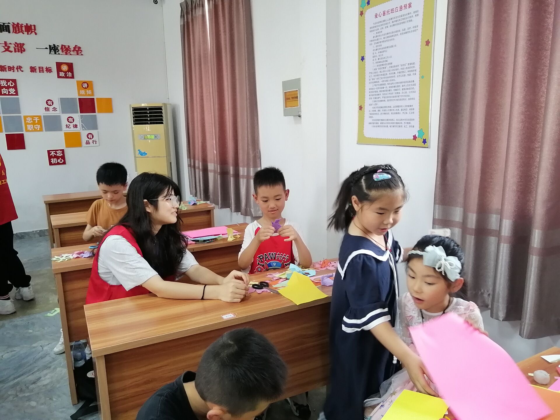 202108121628737113949811.jpg 商学院“爱心暑托,益‘童’成长”实践团赴常熟市古里镇陈塘村开展儿童剪纸活动.JPG