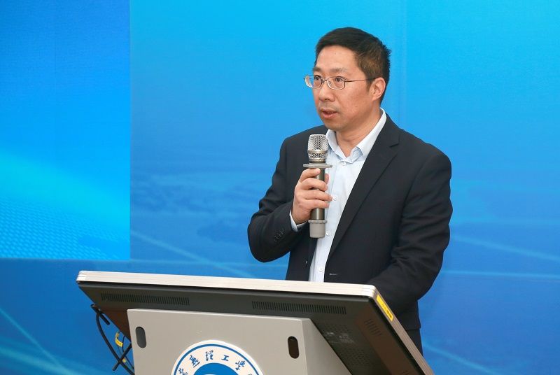 202312151702603704415045.jpg 4苏州应急管理技术学院院长杨刚主持开幕式.jpg