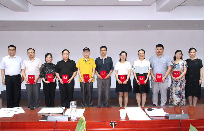 202009091599609750585439.jpg 江校长向校教学督导颁发聘书2.jpg