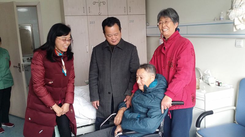 201801301517305484475930.jpg 4慰问原校党委书记李椿(右二)_副本.jpg