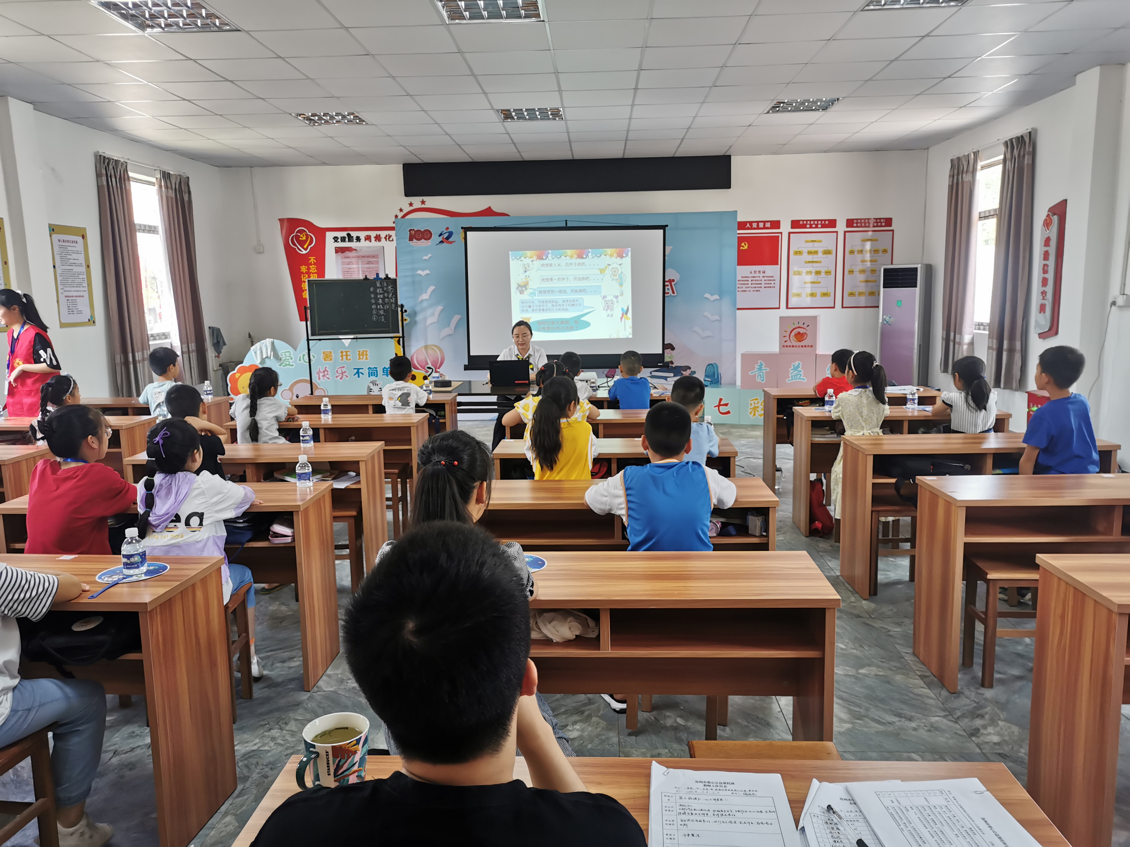 202107271627369708250169.jpg 商学院“爱心暑托 益起成长”实践团赴常熟市古里镇陈塘村为小学生提供课业辅导和红色文化教育服务.jpg