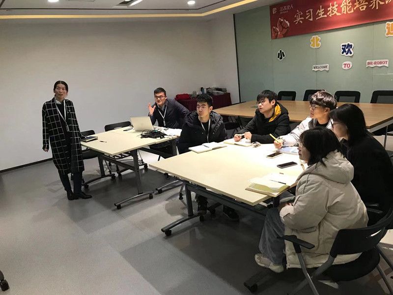 P2龚老师带领学生进入新型工业机器人公司进行实习_副本.jpg