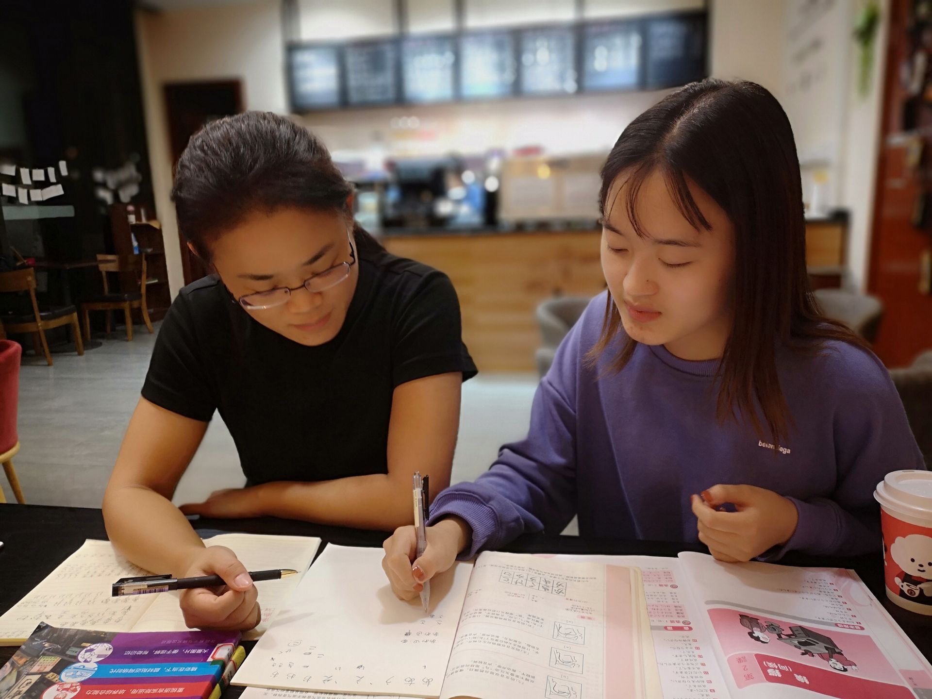 201912121576139166616944.jpg 常熟理工学院日语专业183班杨晔楠同学(右)在教老师学日语.jpg