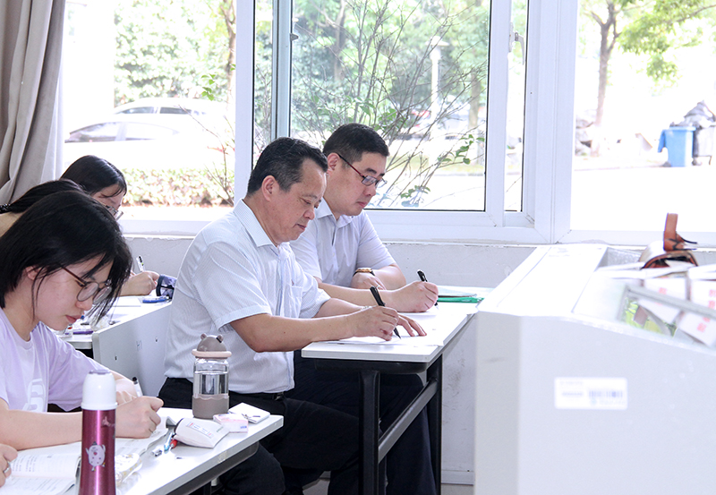 校党委副书记沈宗根和学生处处长倪春虎现场听课.jpg