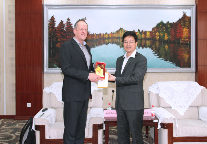 我校赠送礼品给对方.jpg