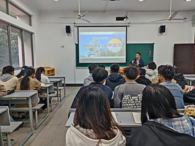 11.1材料学院院长为学生上形势与政策课.jpg