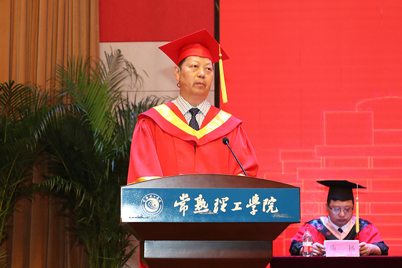 202206211655770928600558.jpg 朱士中书记宣读学位授予决定.JPG