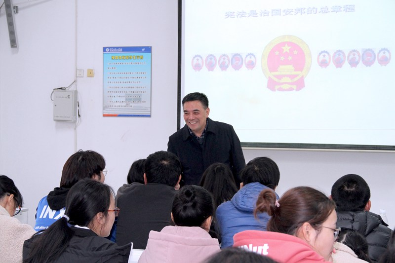 201912111576032443751031.jpg 江校长和学生亲切交流.jpg