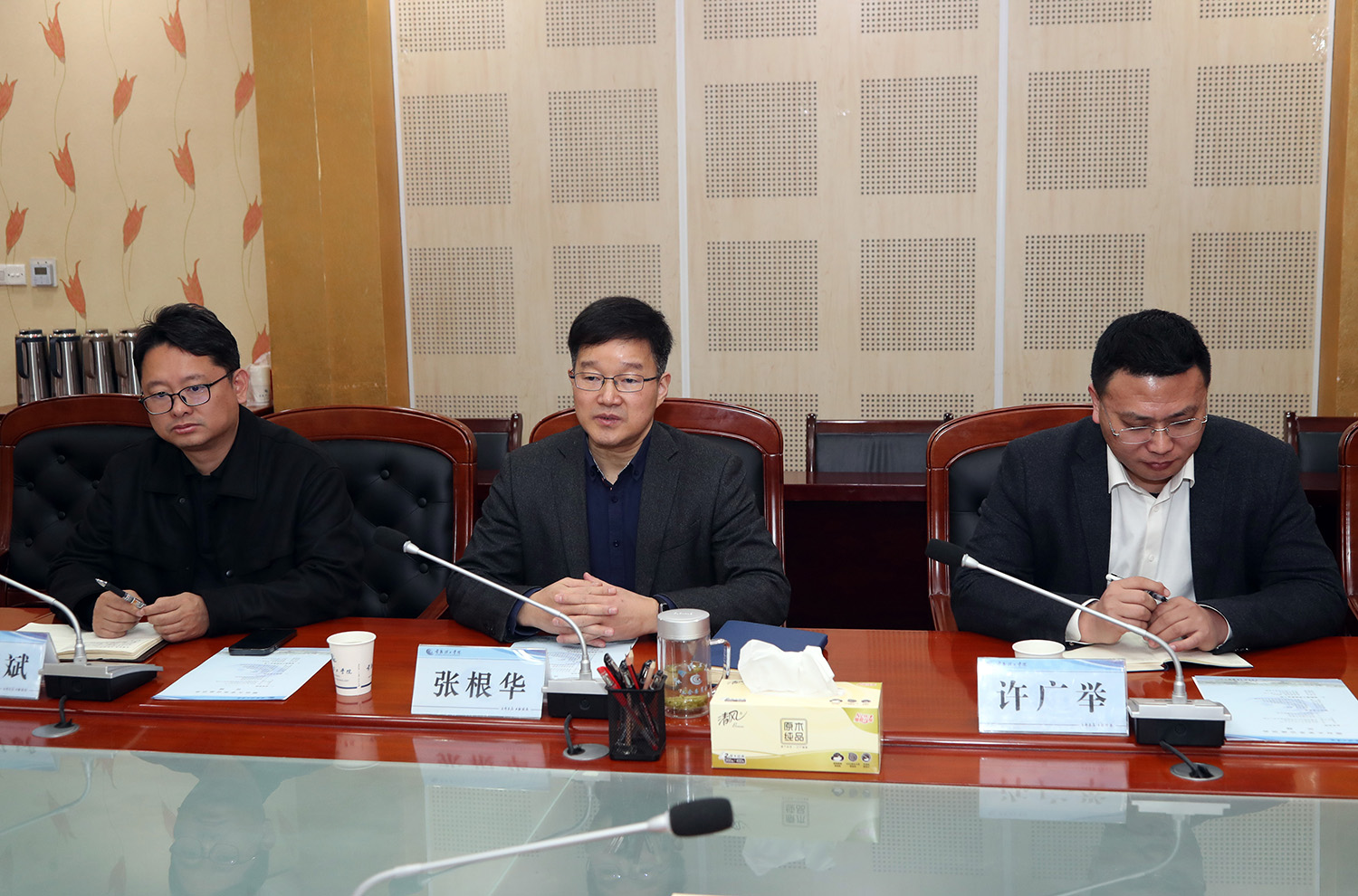 与会领导.JPG