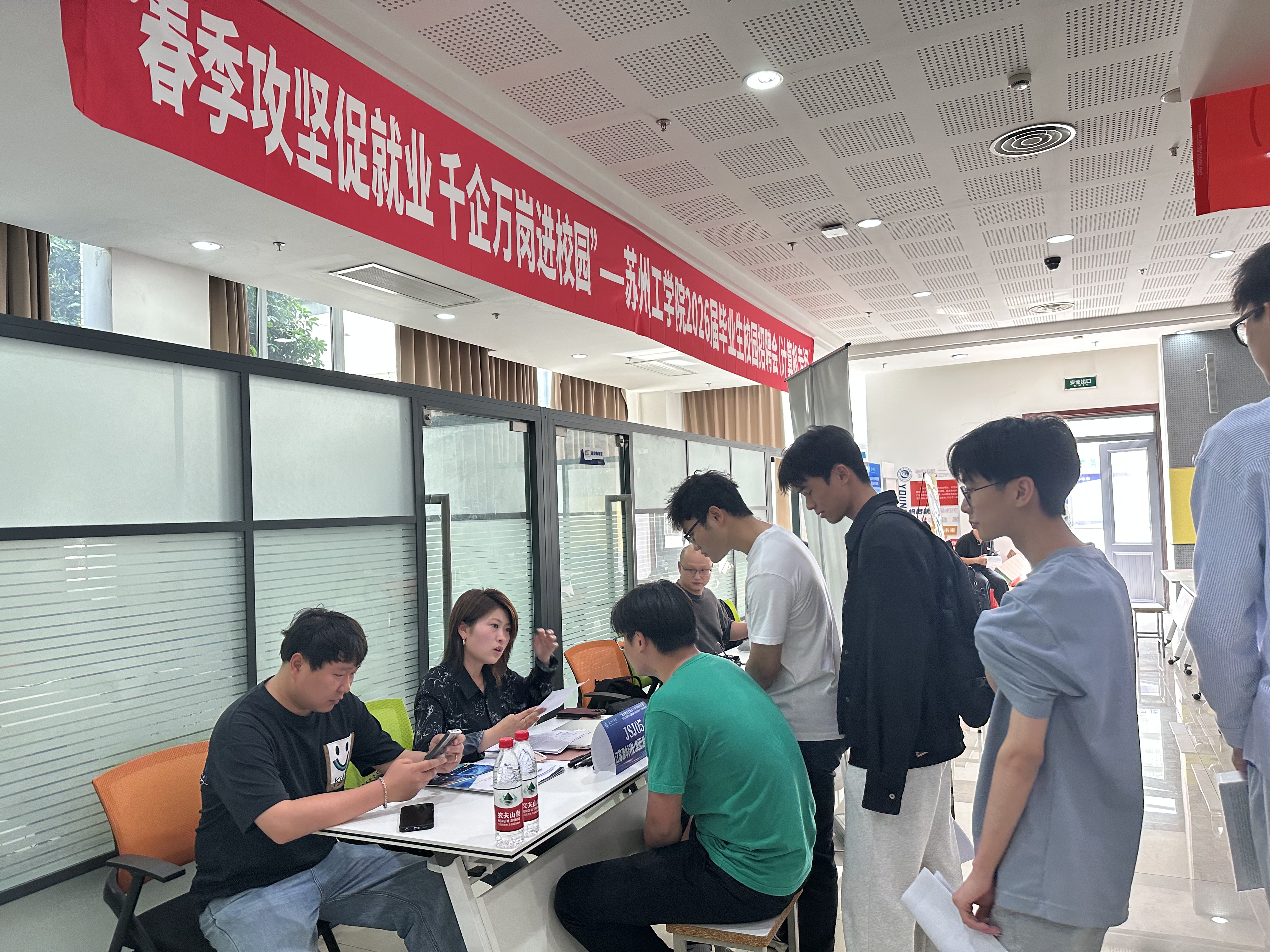 招聘会图4.jpg