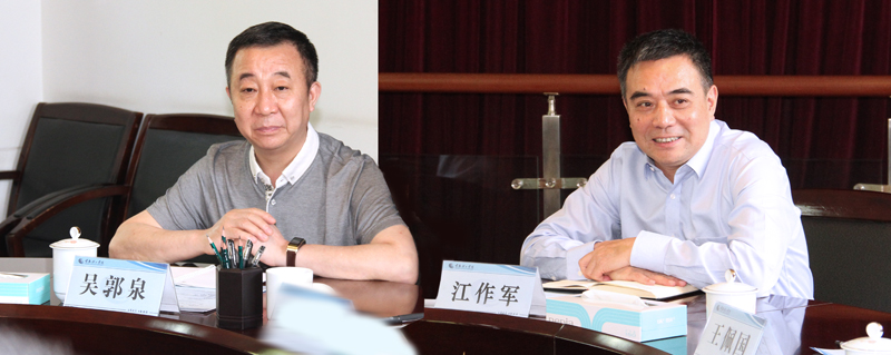 江作军校长和贺州学院校长吴郭泉.jpg