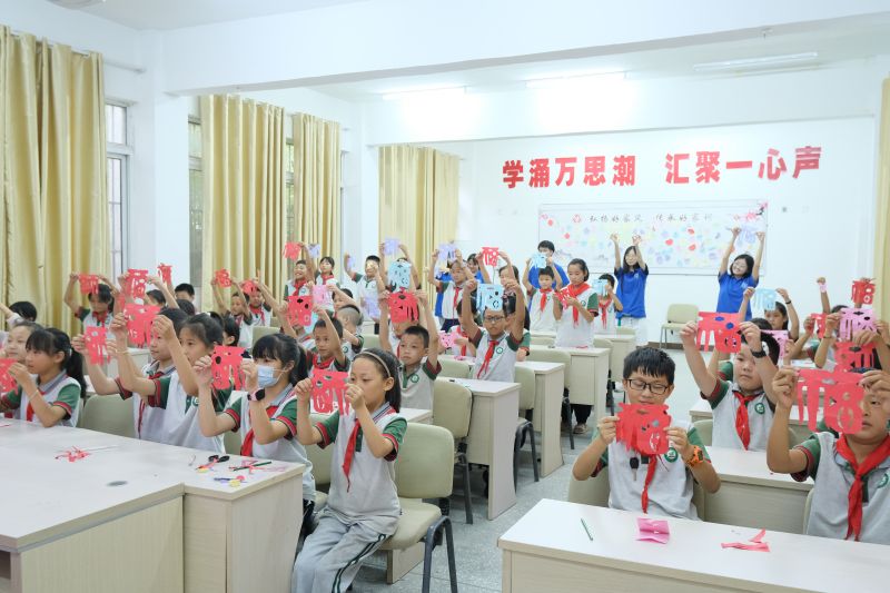 202207261658820678299227.jpg 商学院“携手童心,爱心扶智”支教团在泗洪县魏营镇中心小学教剪纸,传非遗。.jpg