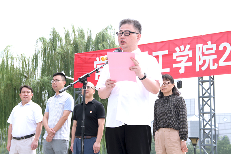 202009161600212777103897.jpg 校党委副书记周宏作军训动员.jpg
