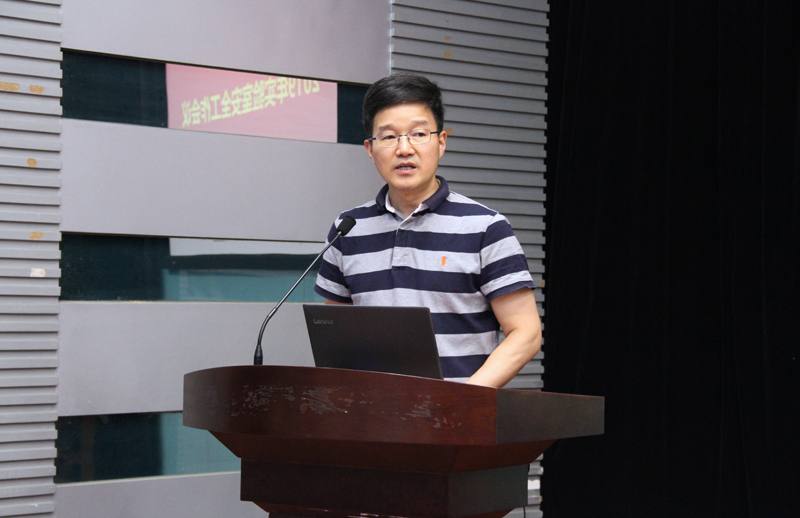 副校长张根华作实验室安全工作报告.jpg