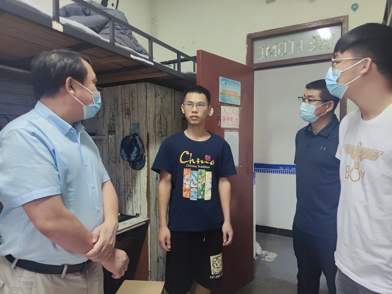 材料工程学院领导走访看望新生 (2).jpg