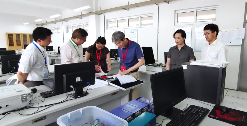 9参观自动控制原理实验室01.jpg