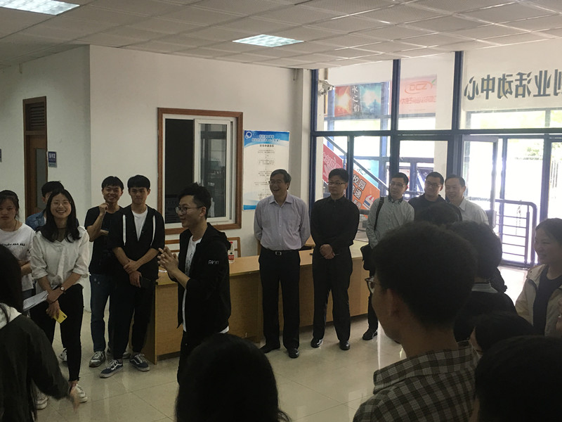 5领导们到素质拓展现场看望学生_副本.jpg