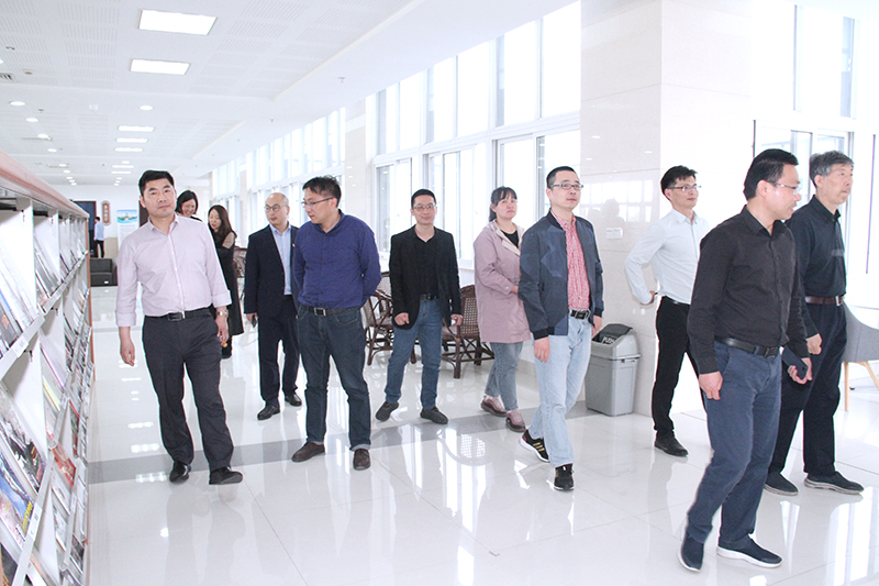202104291619691784305816.jpg 参观图书馆三楼多功能厅.jpg