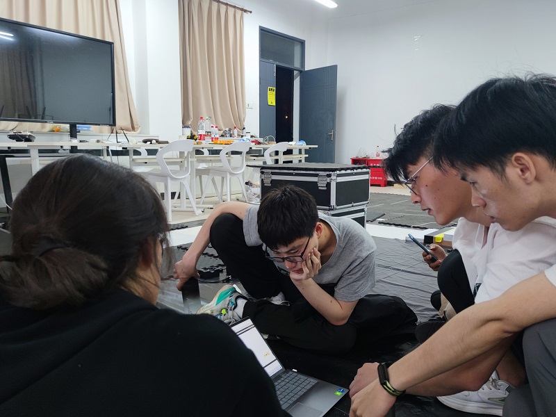省赛前四个年级学⽣共同解决难题.jpg