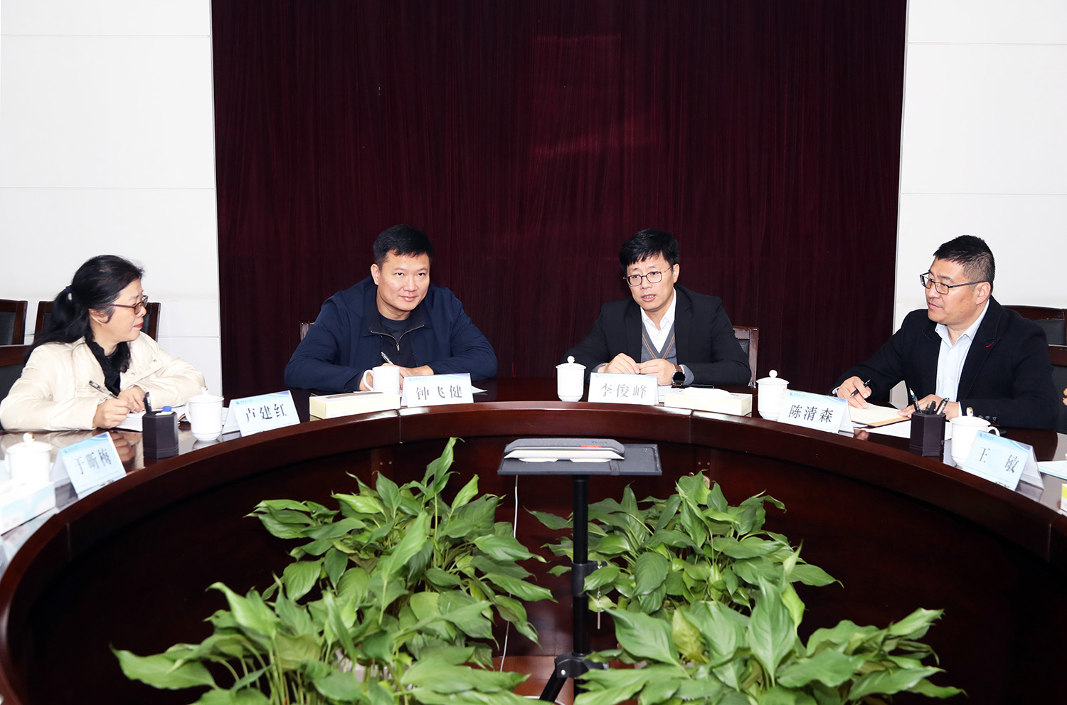 与会领导.jpg