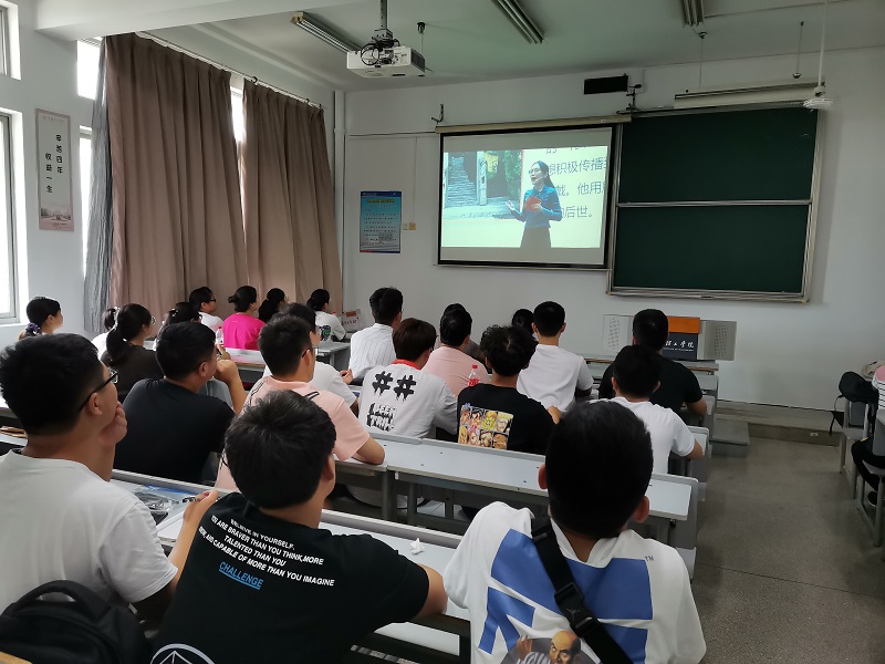 材料工程学院组织新生观看“开学第一课”.jpg