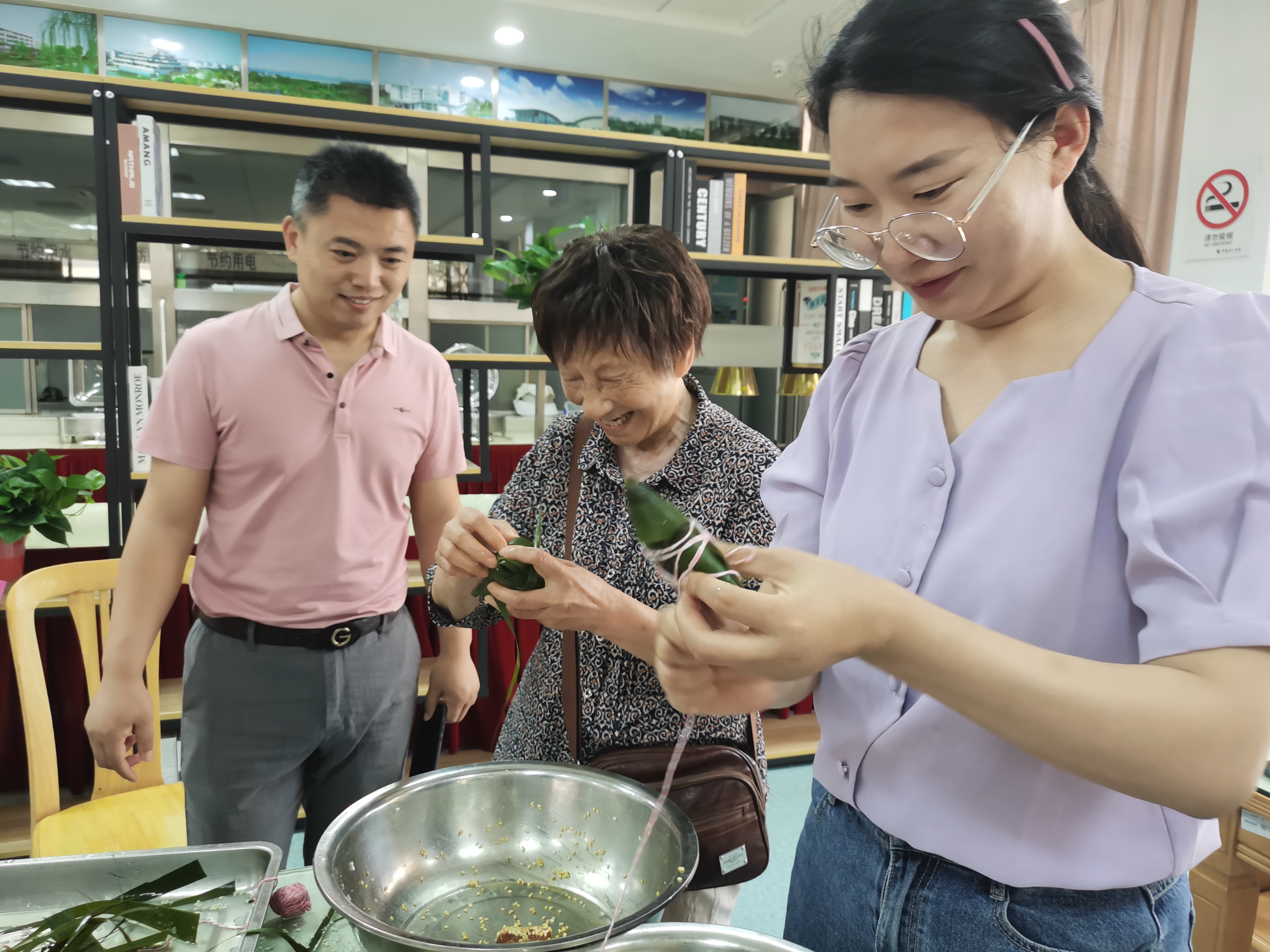 202106101623285162694134.jpg 端午节包粽子.jpg