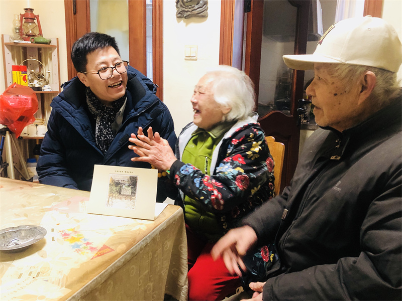 202201141642133968574743.jpg 李校长慰问张秀英老师.jpg