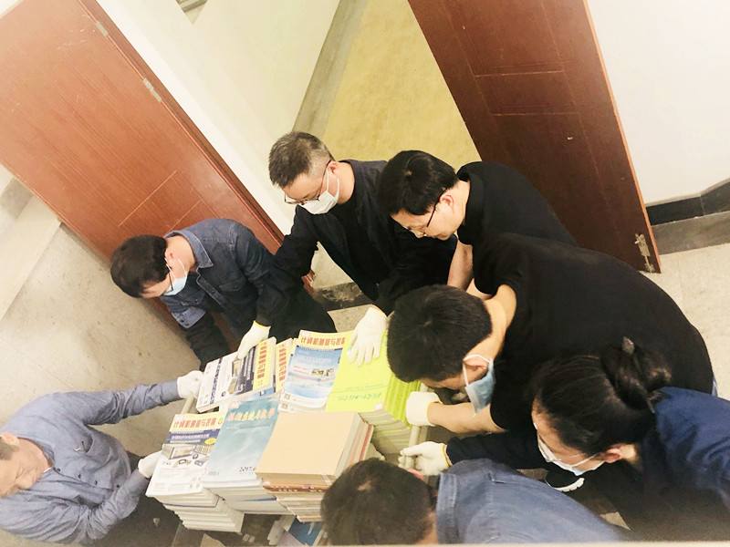 201904261556243533404486.jpg 搬书1.jpg