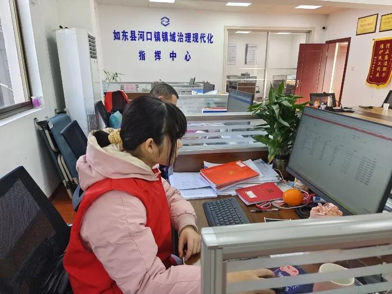 202202141644805054912621.jpg 材料工程学院学子在镇政府整理资料.jpg
