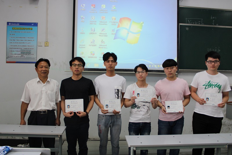 201806231529718726291875.jpg 学院领导亲自颁发证书 - 副本.JPG