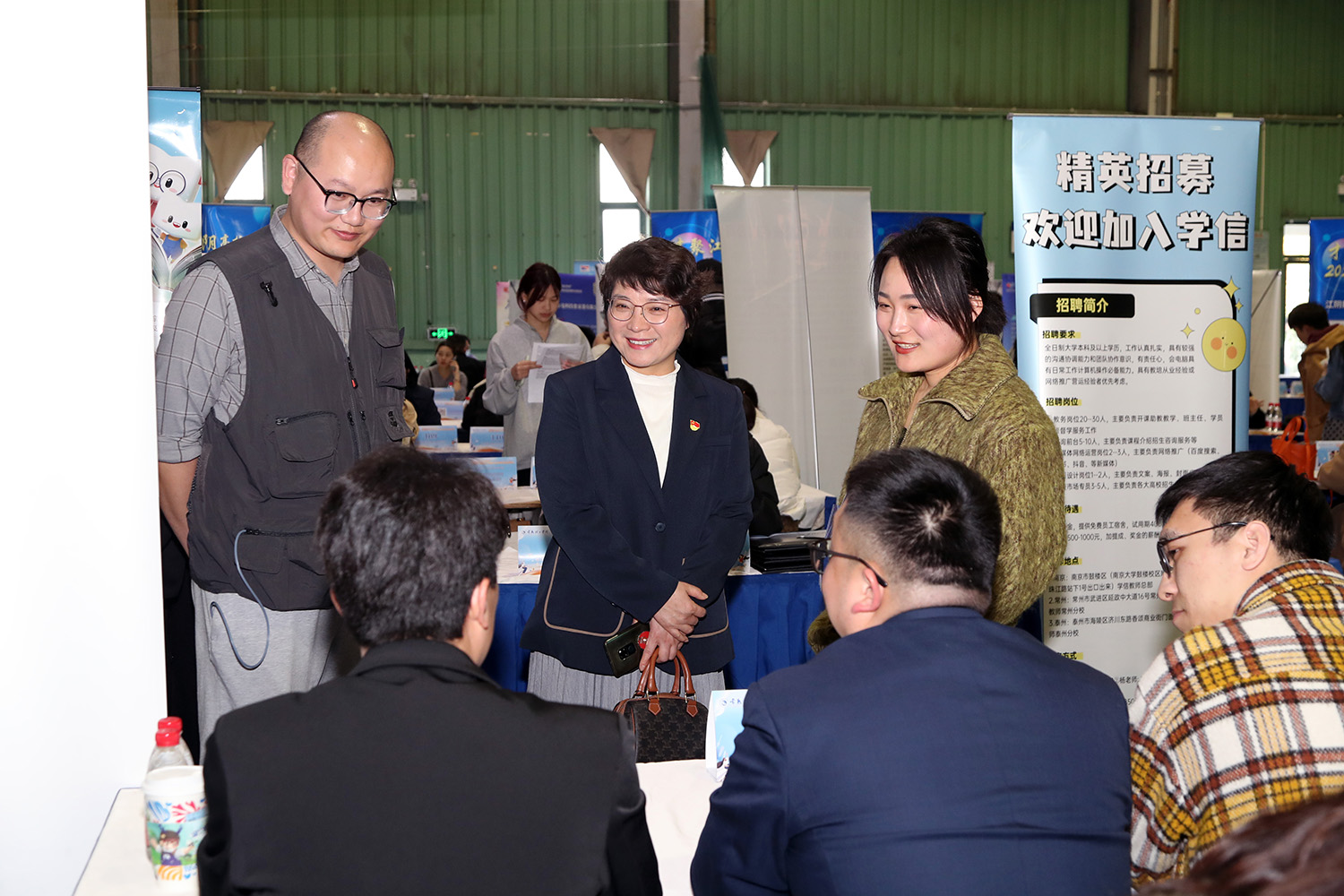 王任副校长巡场1.JPG