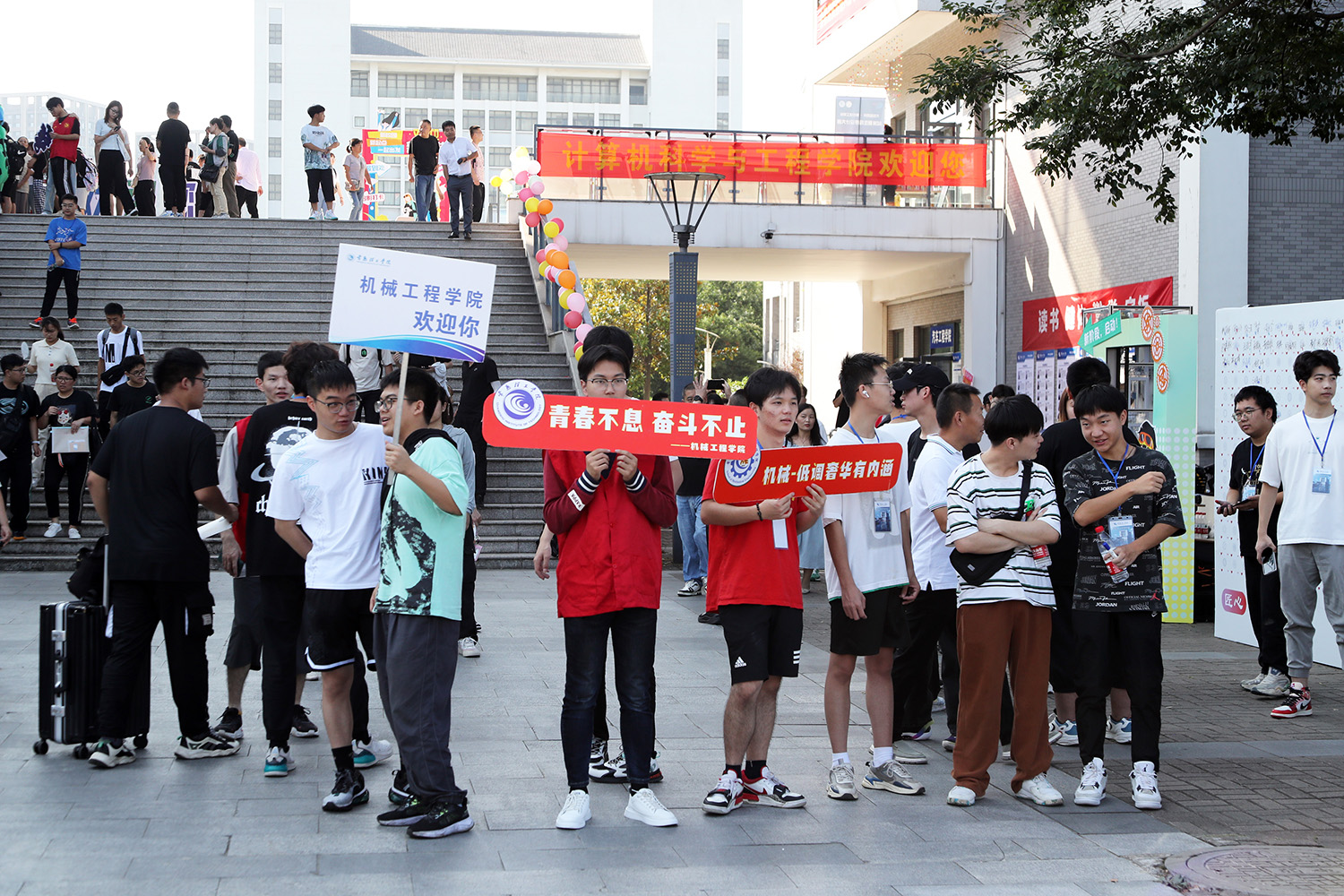 202309101694335274913041.jpg 机械学院迎新志愿者.JPG